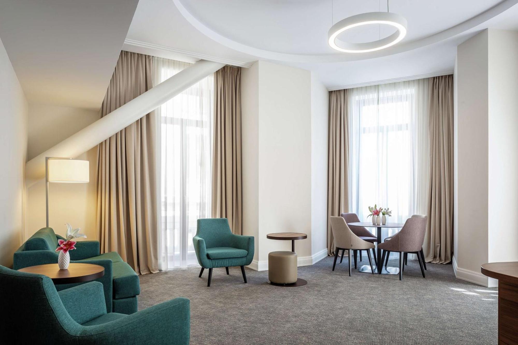 Hilton Garden Inn Bucharest Old Town Экстерьер фото